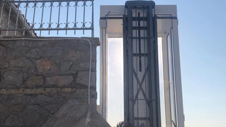 Ύδρα: Άραβας αγνόησε την αρχαιολογία και έφτιαξε ασανσέρ για να ανεβοκατεβαίνει σπίτι του