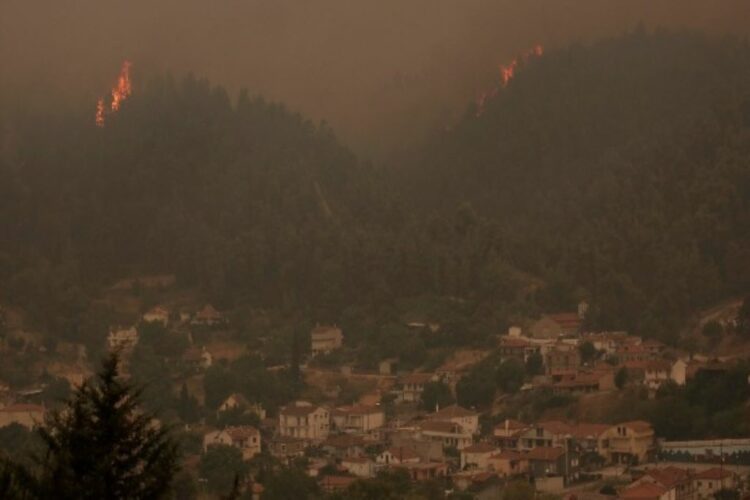 Φωτιά στην Εύβοια: Απειλούνται τα χωριά Γαλατσώνα, Αβγαριά, Ασμίνι