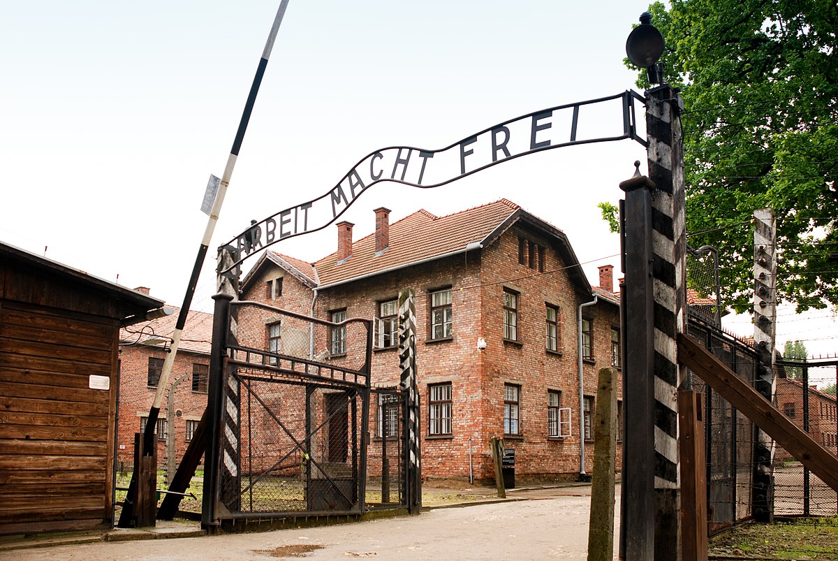 1200px-Auschwitz_I_22_May_2010-2