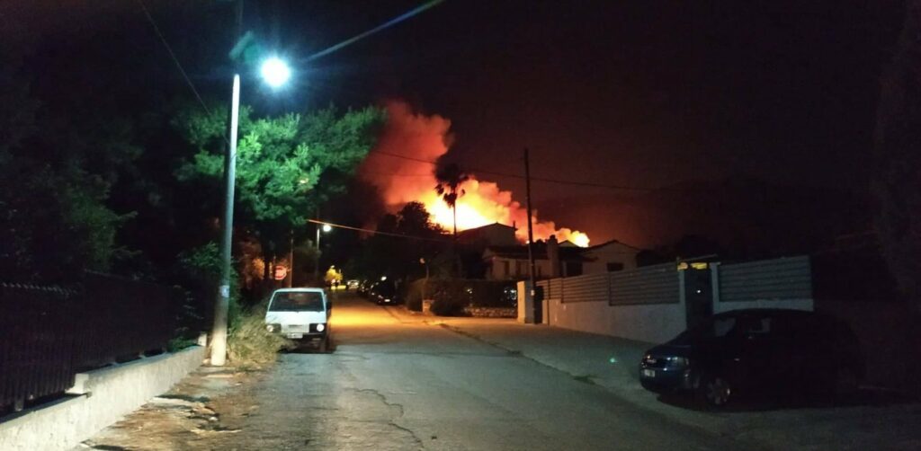 Συναγερμός στην πυροσβεστική – Μεγάλη φωτιά στην Νέα Μάκρη