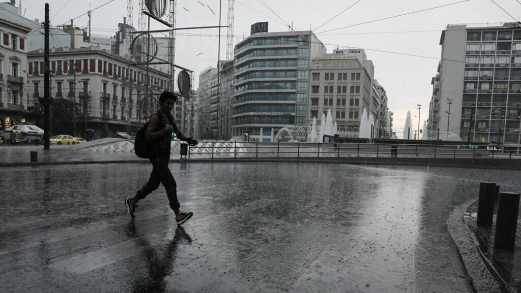 Τοπικές βροχές και σποραδικές καταιγίδες αύριο σε αρκετές περιοχές