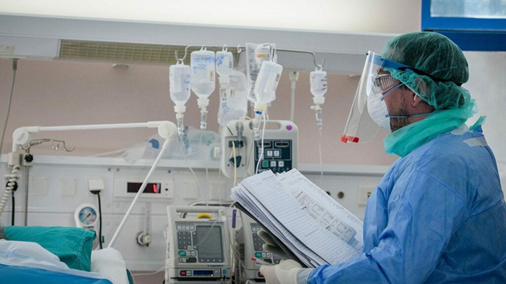 Κορωνοϊός: Μάχη για τη ζωή δίνει στην εντατική 47χρονη