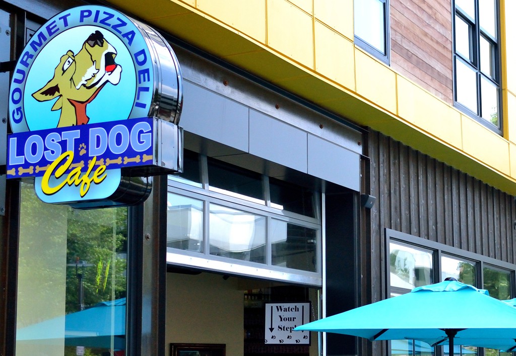 Εστιατόριο προσλαμβάνει αγενείς υπαλλήλους που φωνάζουν στους πελάτες