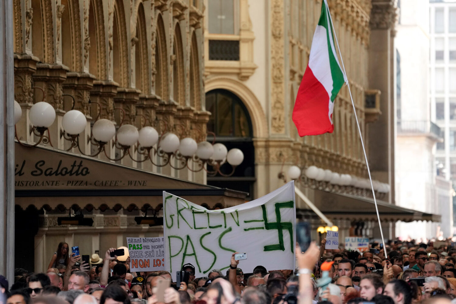Ιταλία: Υποδιευθύντρια της ιταλικής αστυνομίας μετείχε σε χθεσινή κινητοποίηση κατά του «πράσινου πάσου»