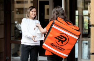 Rocket: Η πρώτη εταιρεία online delivery στην Ελλάδα που υπογράφει συμβάσεις αορίστου χρόνου
