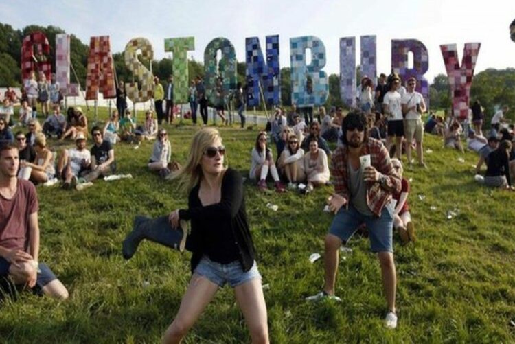 Αγγλία: Τα ναρκωτικά των θεατών του φεστιβάλ Γκλάστονμπερι απειλούν τα χέλια