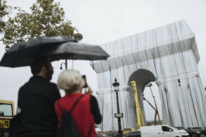 Η Αψίδα του Θριάμβου τυλιγμένη με ύφασμα: Η μεταθανάτια εγκατάσταση του Κρίστο ανοίγει για το κοινό