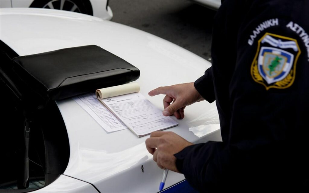 Αυτόχθονας Έλληνας ιθαγενής: ζητά 5 εκατ. ευρώ από αστυνομικό που του έκοψε πρόστιμο