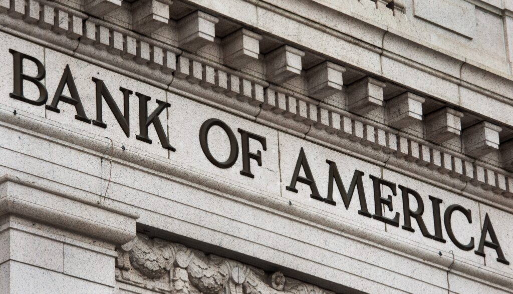 BofA: Αναβαθμίζει τις προβλέψεις για την ελληνική οικονομία το 2021