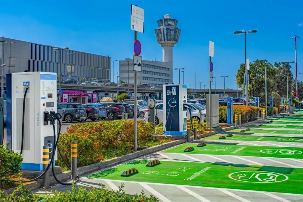 Η ΔΕΗ Blue εγκαθιστά στον Διεθνή Αερολιμένα Αθηνών το μεγαλύτερο hub σημείων φόρτισης