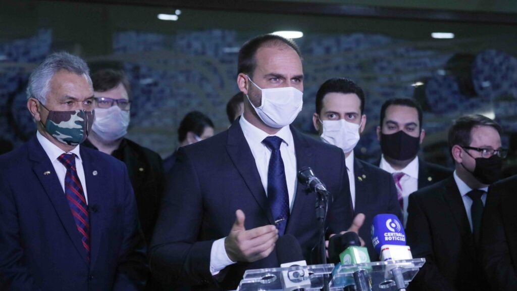 Βραζιλία: Ο γιος του προέδρου και δύο μέλη της κυβέρνησής του διαγνώστηκαν θετικοί στην Covid-19