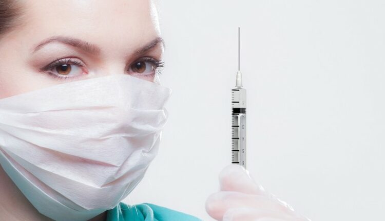 Covid-19: Ένα χρόνο πριν ξεκίνησε η παγκόσμια εκστρατεία εμβολιασμού