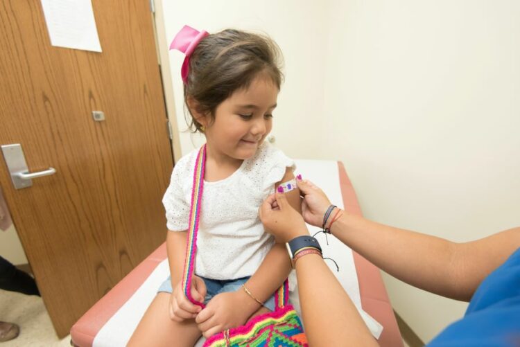Τα παιδιά που δεν έχουν εμβολιαστεί κατά του κορωνοϊού αντιμετωπίζουν αυξημένο κίνδυνο