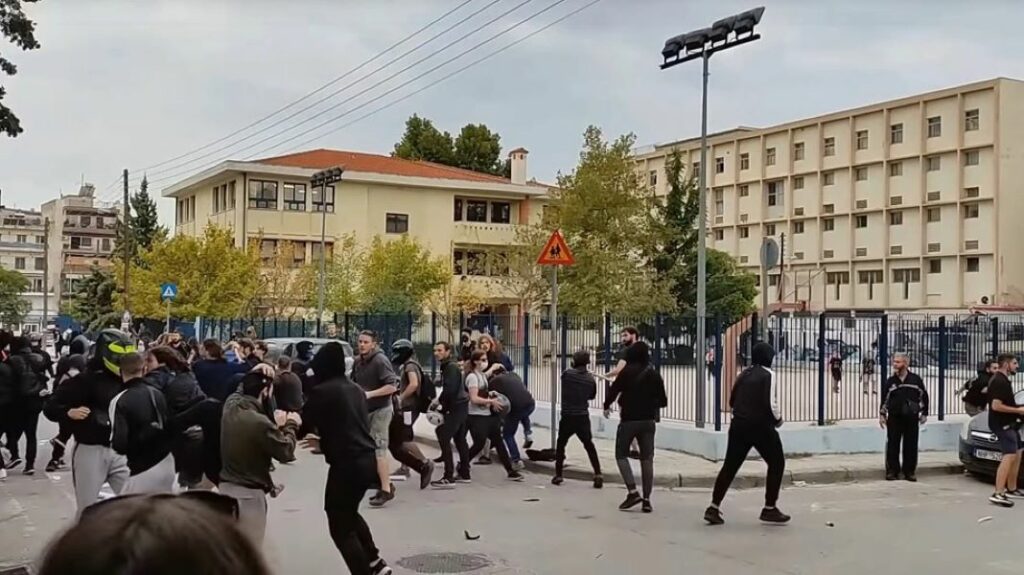 Θεσσαλονίκη: Άγρια επεισόδια και ξύλο έξω από σχολείο (vid)