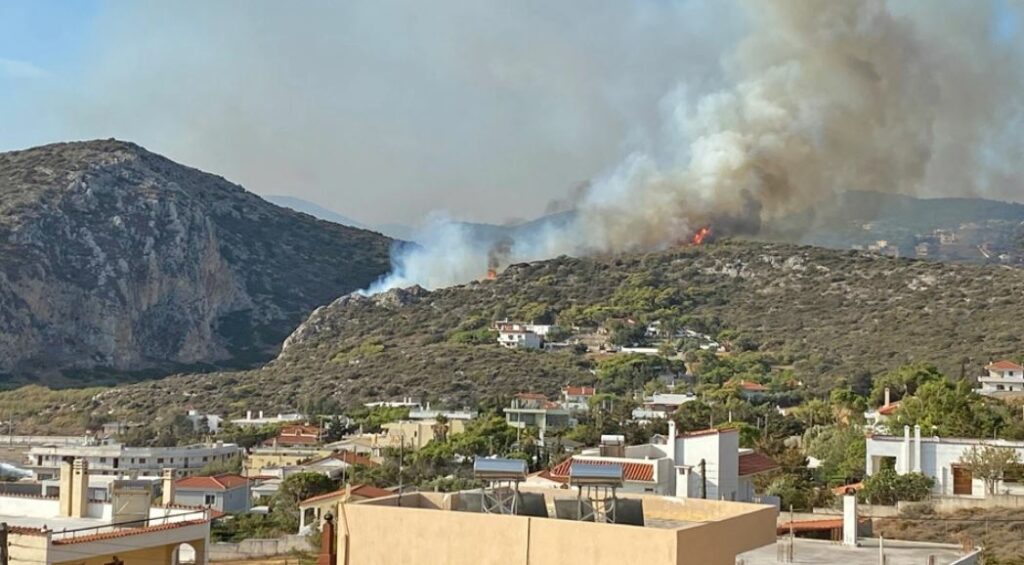 Φωτιά στην Κακιά Θάλασσα Κερατέας, κοντά στον οικισμό Λάκκα
