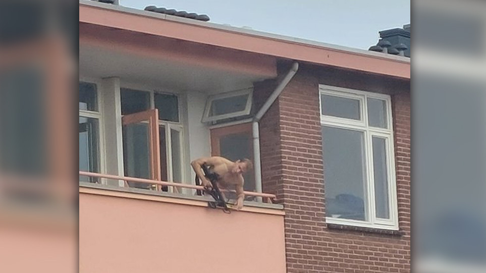 Ολλανδία: Δύο νεκροί από επίθεση με μαχαίρι - Άντρας έριχνε από μπαλκόνι με βαλλίστρα