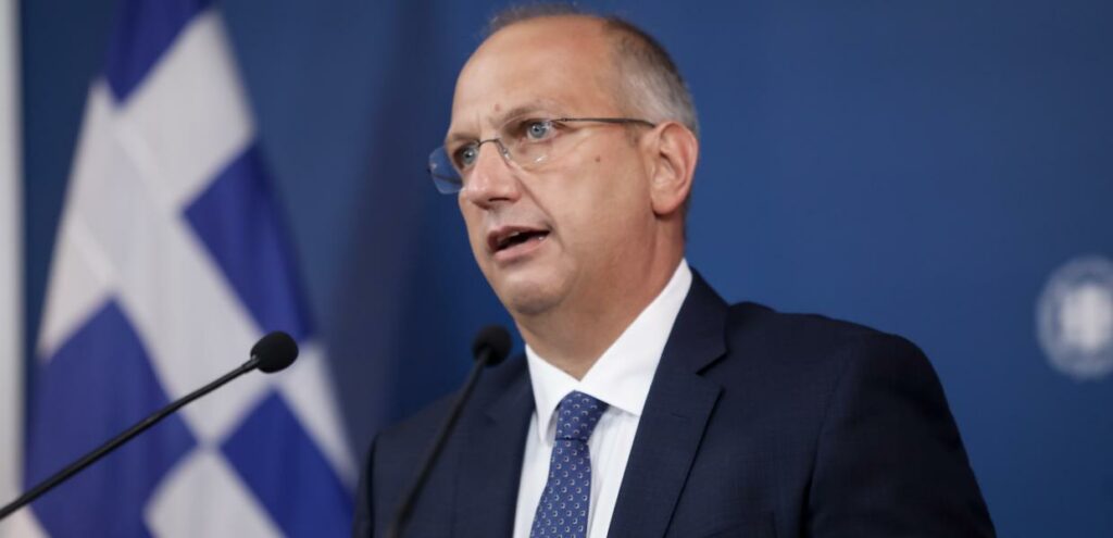 Οικονόμου: Άμεσα στις θέσεις τους οι υγειονομικοί που εμβολιάζονται με την πρώτη δόση