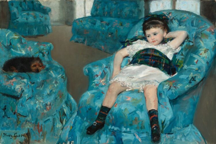 Μικρό κορίτσι σε μια μπλε πολυθρόνα