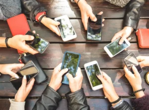 Ειδικό τέλος κινητής τηλεφωνίας: Τι σημαίνει η μείωση για τους καταναλωτές