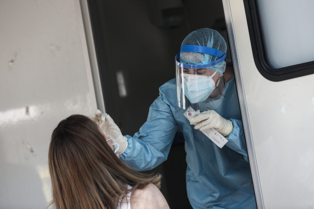 RAPID TEST ΓΙΑ ΚΟΡΟΝΟΪΟ ΑΠΟ ΤΟΝ ΕΟΔΥ ΣΤΗΝ ΓΛΥΦΑΔΑ(EUROKINISSI/ΒΑΣΙΛΗΣ ΡΕΜΠΑΠΗΣ)