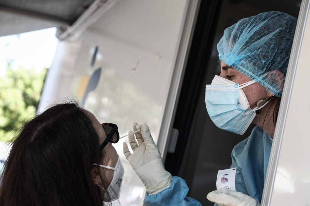 RAPID TEST ΓΙΑ ΚΟΡΟΝΟΪΟ ΑΠΟ ΤΟΝ ΕΟΔΥ ΣΤΗΝ ΓΛΥΦΑΔΑ(EUROKINISSI/ΒΑΣΙΛΗΣ ΡΕΜΠΑΠΗΣ)