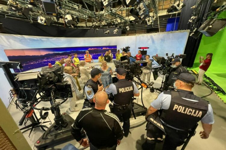 Σλοβενία: Αρνητές του κορωνοϊου εισέβαλαν σε στούντιο της δημόσιας τηλεόρασης