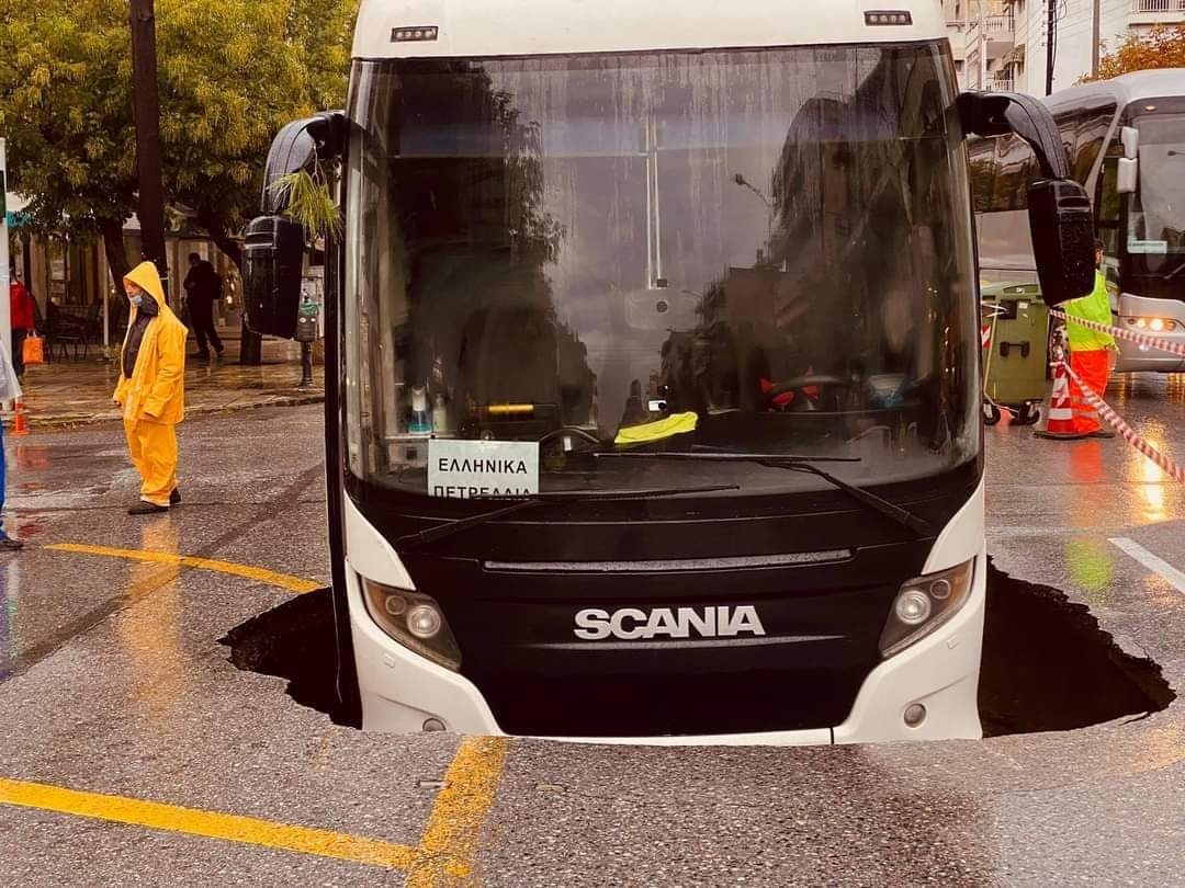Θεσσαλονίκη: Άνοιξε «τρύπα» και... κατάπιε το μπροστινό μέρος λεωφορείου