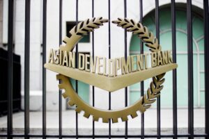 ADB: Επενδυτικό κενό ύψους $1,7 τρισ. «στραγγαλίζει» το παγκόσμιο εμπόριο