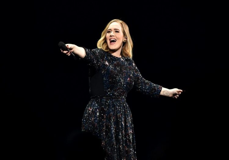 Η Adele έπαιξε απόσπασμα από το νέο τραγούδι της και ίσως «μπει σε μπελάδες»