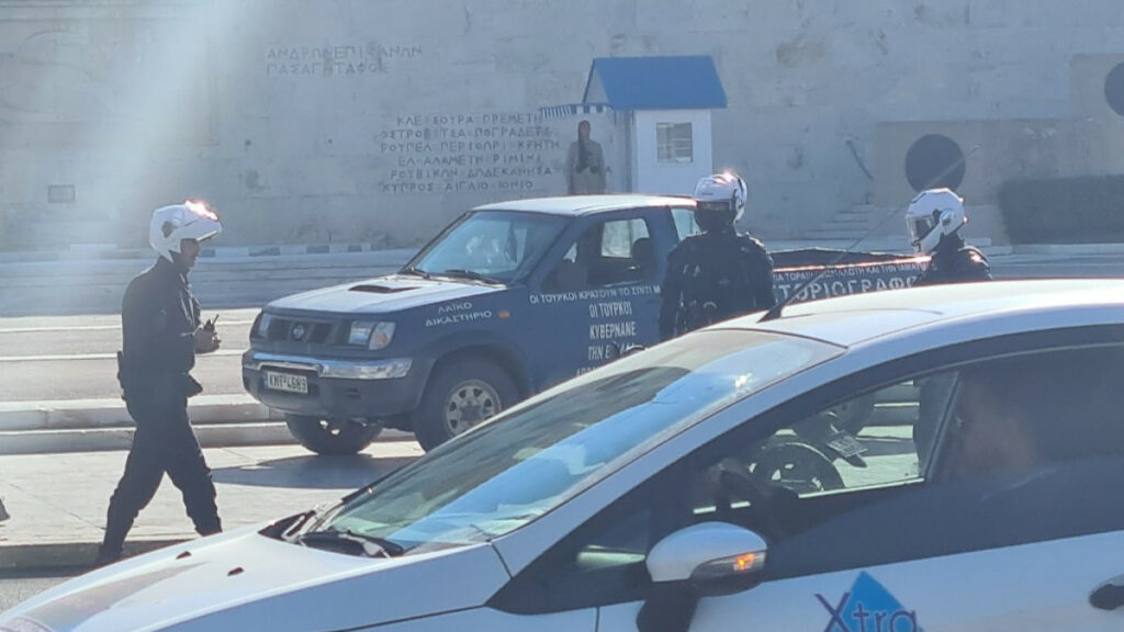 Βουλή: Αγροτικό έφτασε στον Άγνωστο Στρατιώτη - Ο οδηγός απειλούσε να ανατιναχθεί