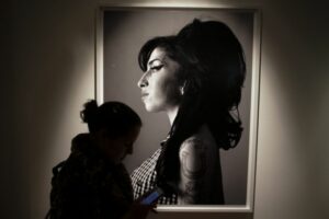 Amy Winehouse: Δημοπρασία με 800 αντικείμενά της