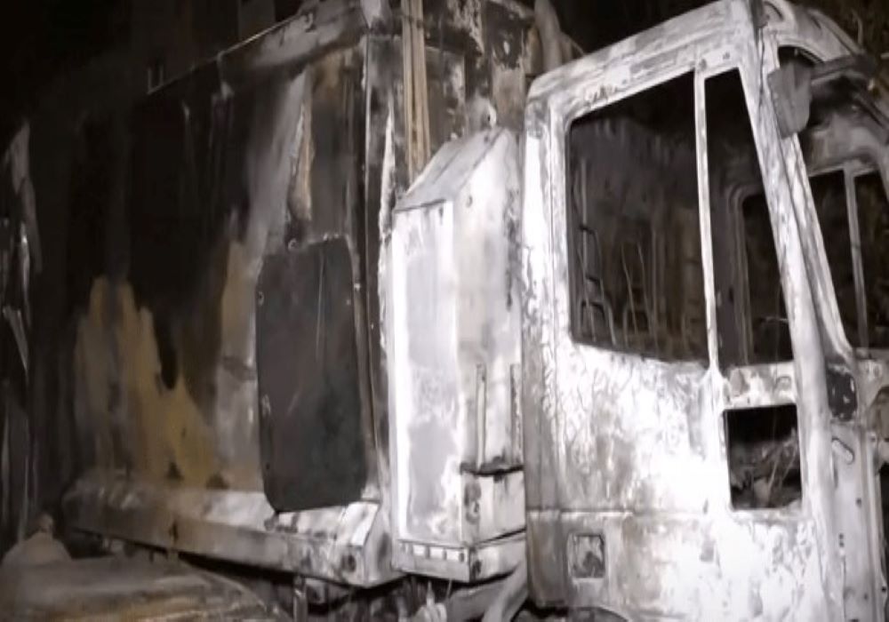 Στις φλόγες τυλίχτηκε ένα απορριμματοφόρο και 11 αυτοκίνητα στα Πατήσια