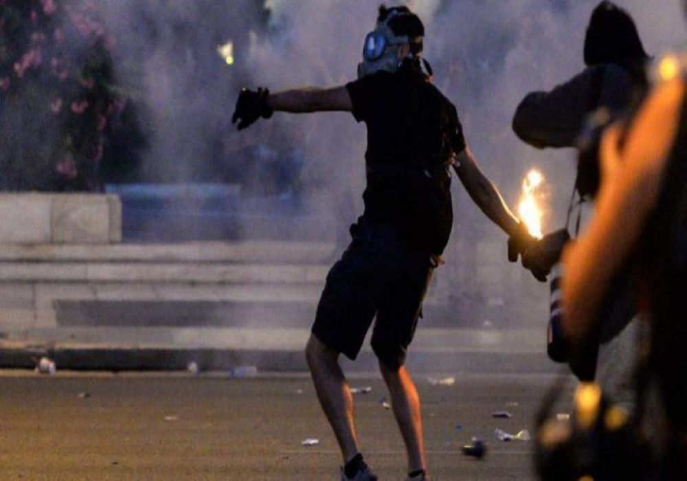 Σε πεδίο μάχης μετατράπηκε το ΑΠΘ - Ένας τραυματίας και καμένα αυτοκίνητα