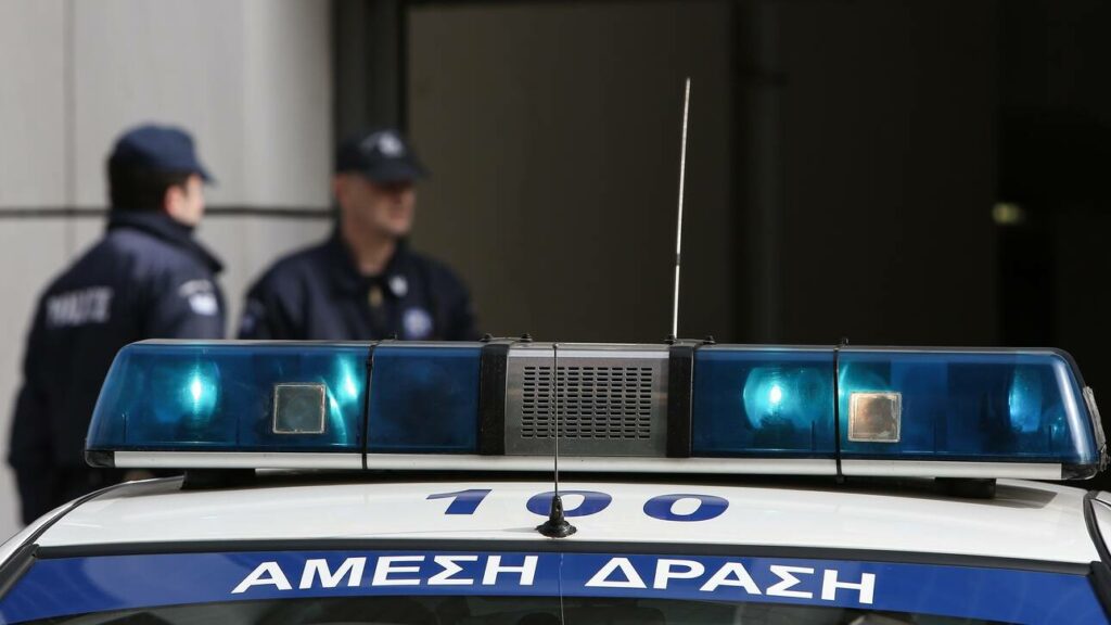 Καταδίωξη και πυροβολισμοί στο κέντρο της Αθήνας - Αυτοκίνητο εμβόλισε περιπολικό