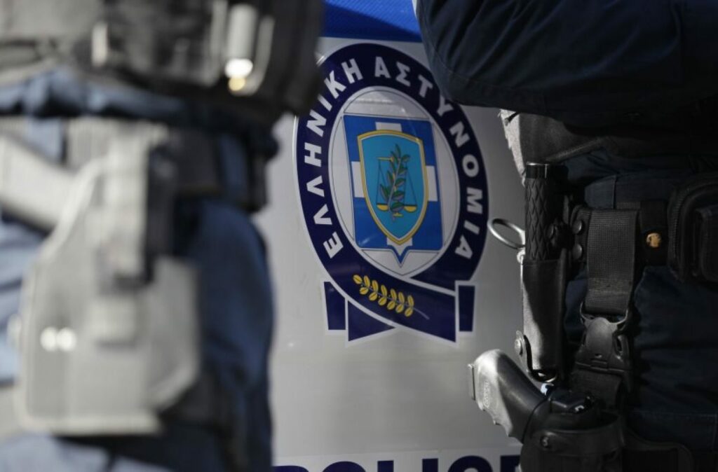Γυναίκα σε αμόκ προκάλεσε ζημιές σε αυτοκίνητα και επιτέθηκε σε αστυνομικούς στο Ηράκλειο