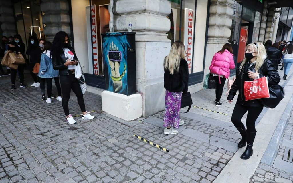 Η πανδημία «ροκάνισε» το διαθέσιμο εισόδημα των ελληνικών νοικοκυριών