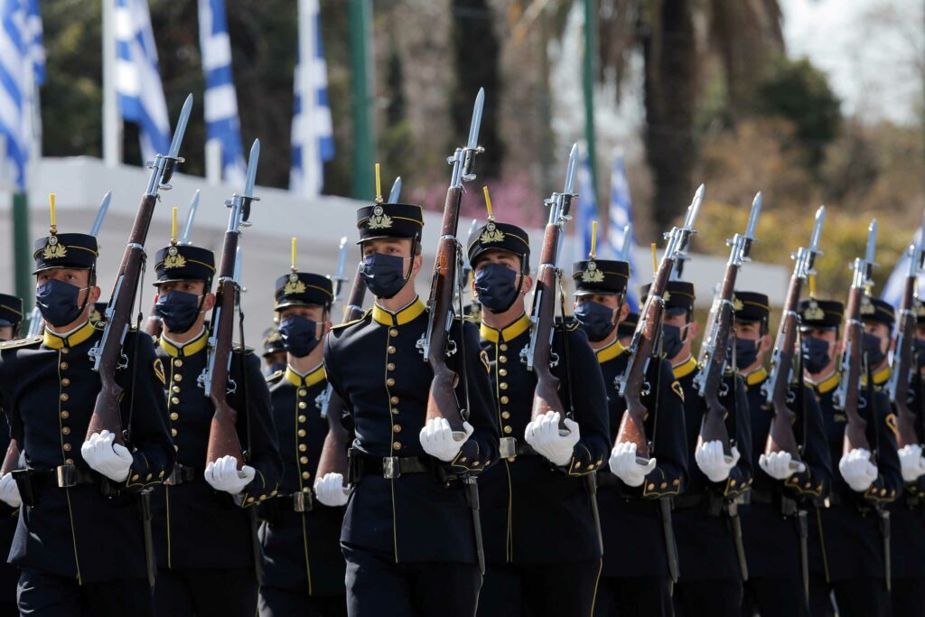 Όλοι μάσκα στις παρελάσεις «Σε σχέση με τις παρελάσεις, επεσήμανε ότι όπου αυτές πραγματοποιηθούν θα πρέπει να τηρούνται τα μέτρα προστασίας. Έτσι όσοι θα τις παρακολουθήσουν θα πρέπει να φορούν απαραιτήτως μάσκα» σημείωσε η κ. Παπαευαγγέλου και προειδοποίησε πως φέτος το χειμώνα η νοσηρότητα γενικά θα είναι πιο αυξημένη. Προέτρεψε όλους τους συνανθρώπους μας ευάλωτους ή μεγαλύτερης ηλικίας να εμβολιαστούν κατά της γρίπης. Οι μακροχρόνιες επιπτώσεις από την πανδημία παραμένουν υπό μελέτη, αλλά η εμπειρία δείχνει από αυτούς που νόσησαν ότι για καιρό αντιμετωπίζουν προβλήματα. Σύμφωνα με νέα μελέτη, ένας στους δύο έχει χρόνια νοσήματα μετά από κοροναϊό.