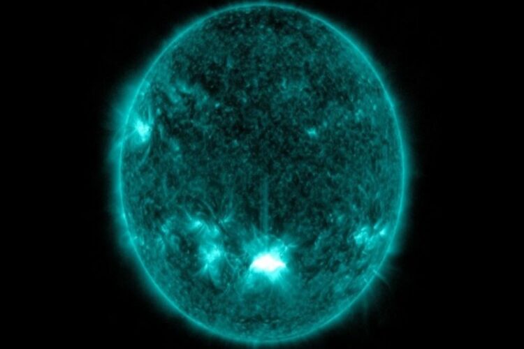 Ο Ήλιος εκτόξευσε μια ισχυρή ηλιακή έκλαμψη που θα φθάσει σύντομα στη Γη