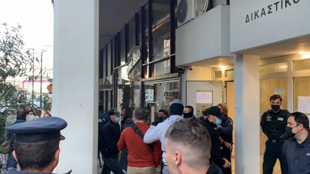 Καταδίωξη στο Πέραμα: Υπό χειροκροτήματα στα δικαστήρια οι 7 αστυνομικοί - «Είστε ήρωες» (vid)