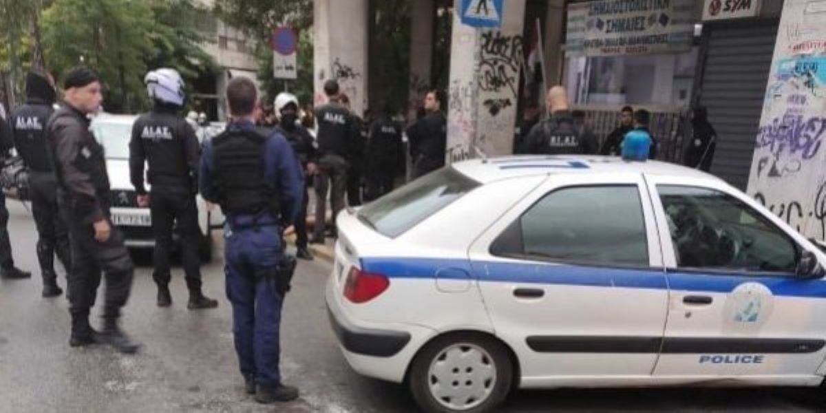 Καταδίωξη και πυροβολισμοί στο κέντρο της Αθήνας - Αυτοκίνητο εμβόλισε περιπολικό