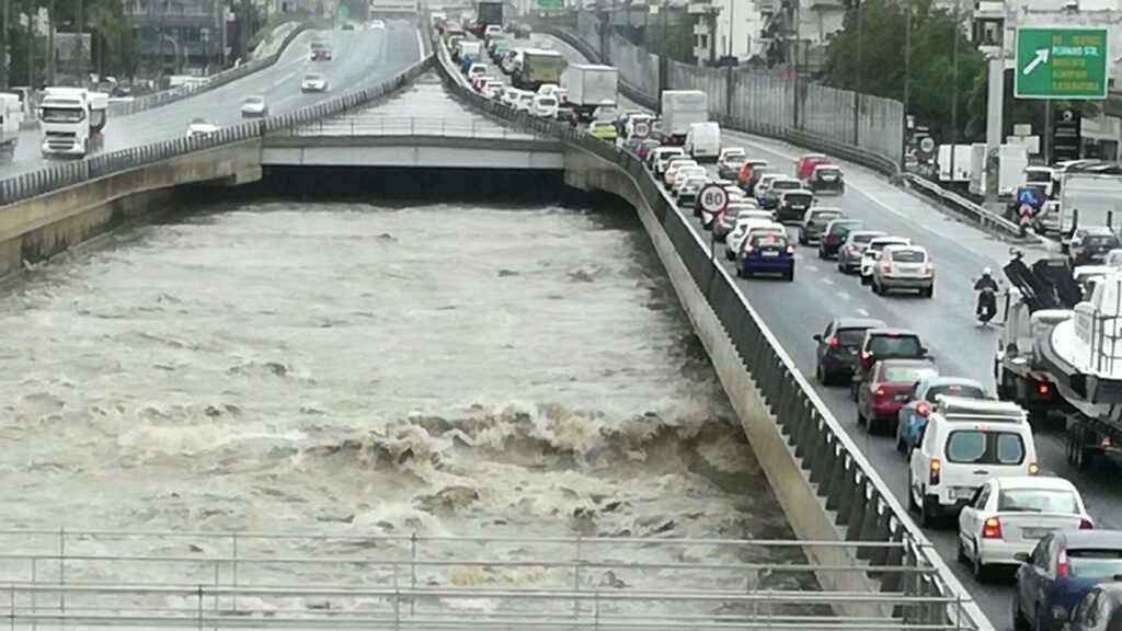 Λέκκας: 30 εκατ. τόνοι νερού έπεσαν χθες στον Κηφισό – Που έχει διακοπεί η κυκλοφορία