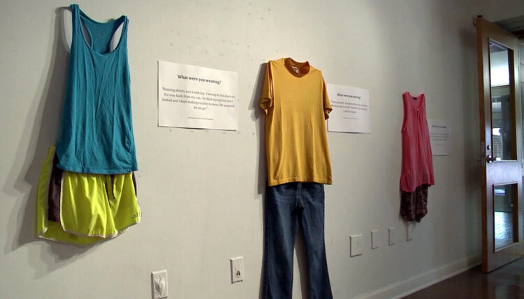 «Τι φορούσες όταν σε βίασαν;»: Έκθεση με ρούχα θυμάτων βιασμού