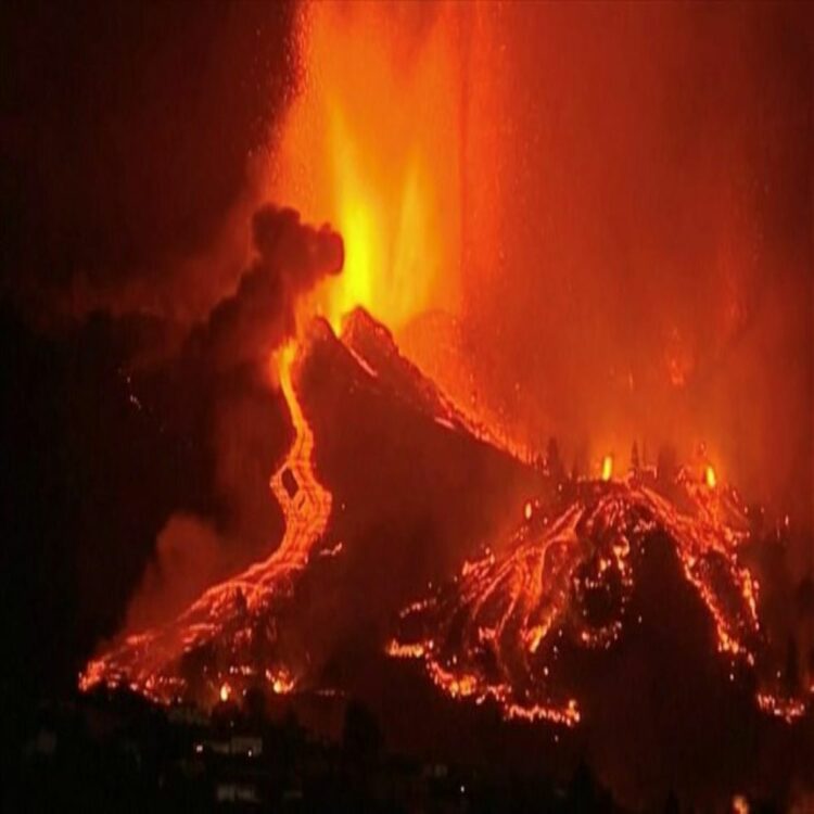 Λα Πάλμα: Ασταμάτητη η λάβα από το ηφαίστειο καίει τα πάντα στο πέρασμα της (Βίντεο)