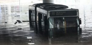 Κακοκαιρια: Βυθίστηκε λεωφορείο στην παλιά Ποσειδώνος