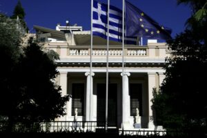 Ποιος «παράγοντας» παριστάνει τον «νταραβεριτζή» του Μαξίμου, «πουλώντας προστασία» σε επιχειρηματίες και Εκκλησία;