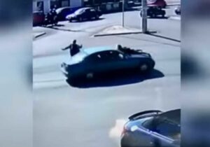 Κινηματογραφική ληστεία στο Μενίδι: Γυναίκα γαντζώθηκε στο καπό αυτοκινήτου (Βίντεο)