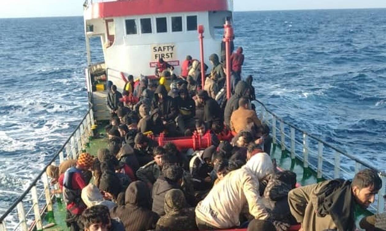 Ολοκληρώθηκε η διάσωση 381 αλλοδαπών που επέβαιναν σε φορτηγό πλοίο με σημαία Τουρκίας