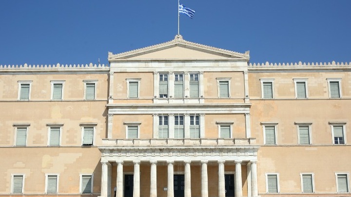 Υπερψηφίστηκε στην αρμόδια επιτροπή της Βουλής το νομοσχέδιο για τους υποψήφιους οδηγούς