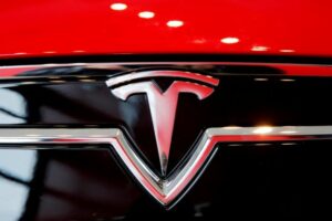 Tesla: Γιγάντια παραγγελία 100.000 αυτοκινήτων