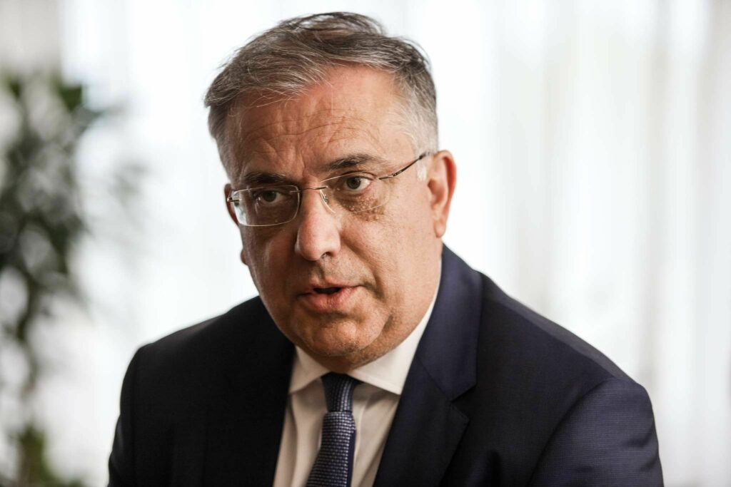 Θεοδωρικάκος: Επισκέφτηκε τους επτά κρατούμενους αστυνομικούς